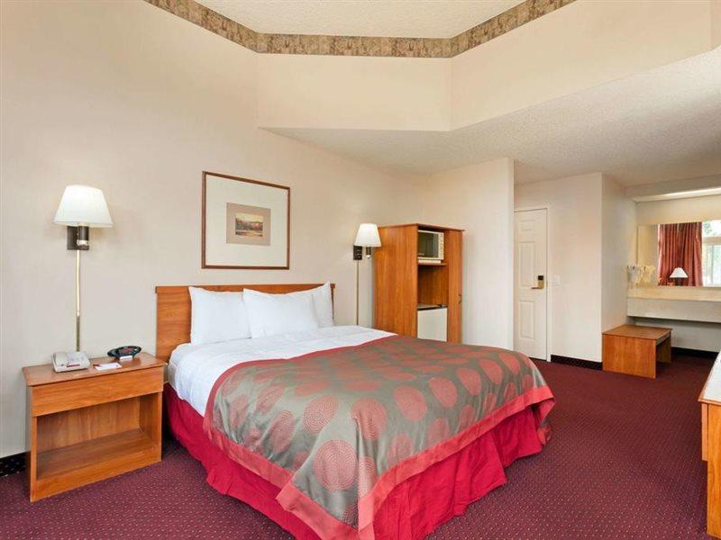 Hotel Ramada Limited Airport Tukwila Extérieur photo
